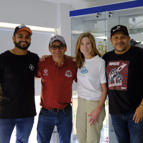 Ilse Geyskens and Wilton Benitez with partners posing together in the laboratory at granja paraiso 92