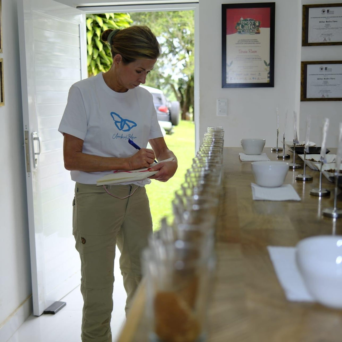 Ilse taking notes when tasting coffee at finca granja paraiso 92